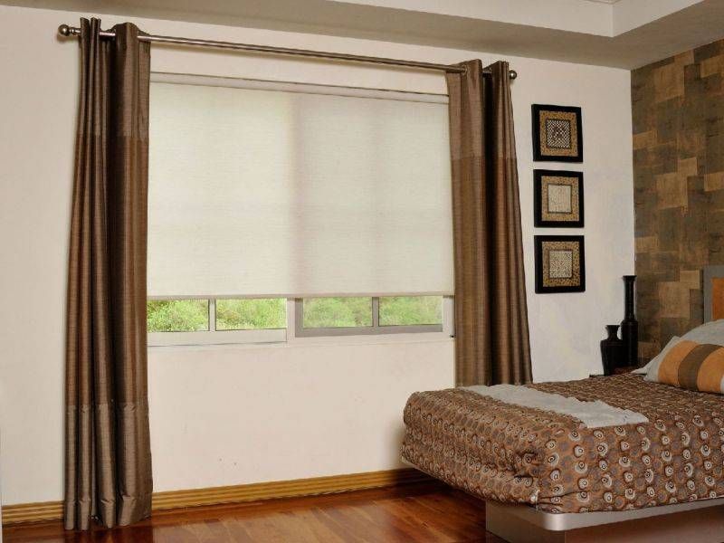 Cortinero con cortina instalada en recámara